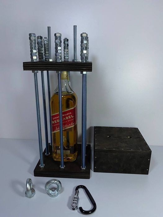 Сейф для бутылки / Бутылка в клетке