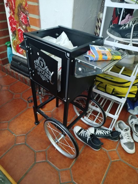 Pipoqueira profissional, com carrinho e quadro de anuncio