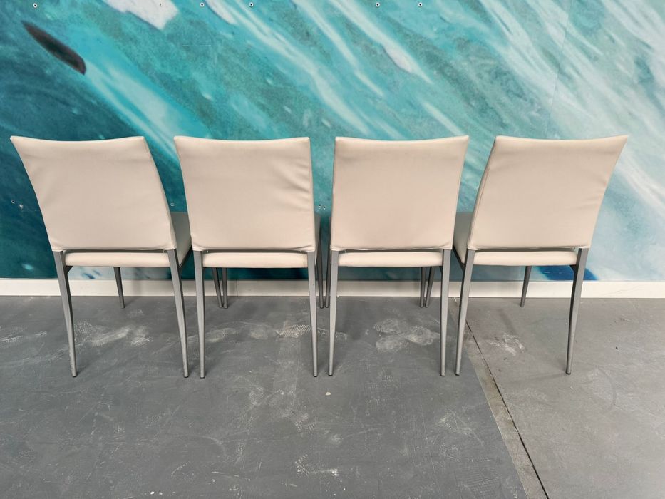 Conjunto de 4 cadeiras metálicas estofadas