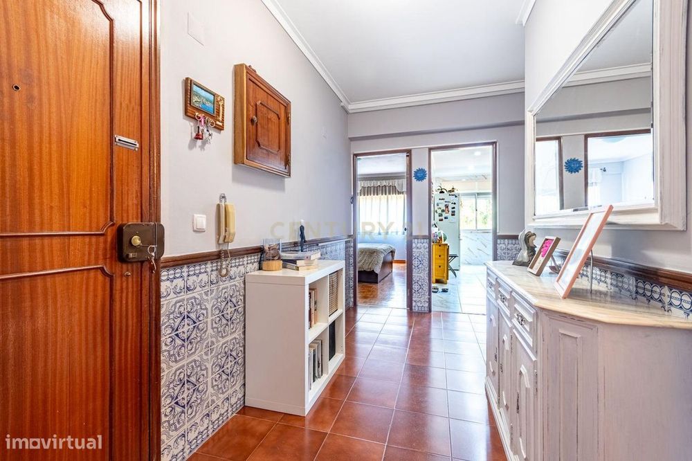 Apartamento T2 com elevador e varandas, em Algueirão-Mem Martins, Sint