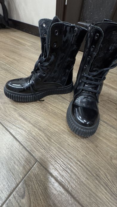 Продам детские ботинки