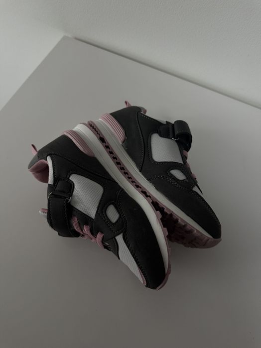 Нові кросівки 31р