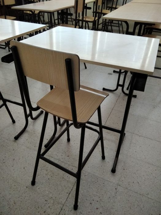 Mesas e cadeiras altas - estirador sala de EV