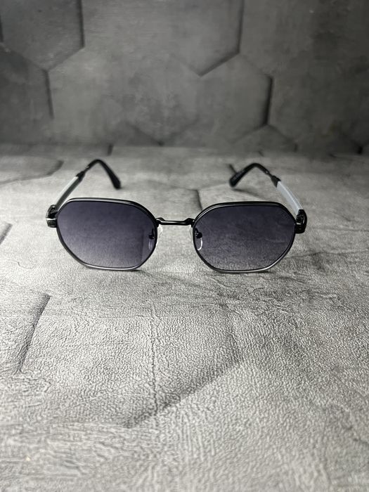 Солнцезащитные очки Prada