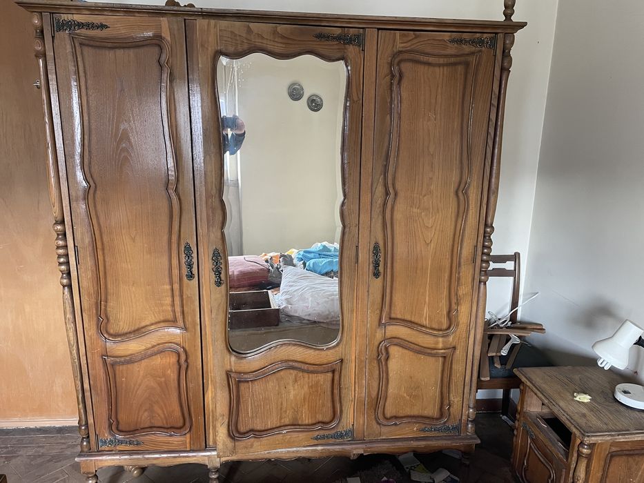 Mobilia antiga em madeira maciça