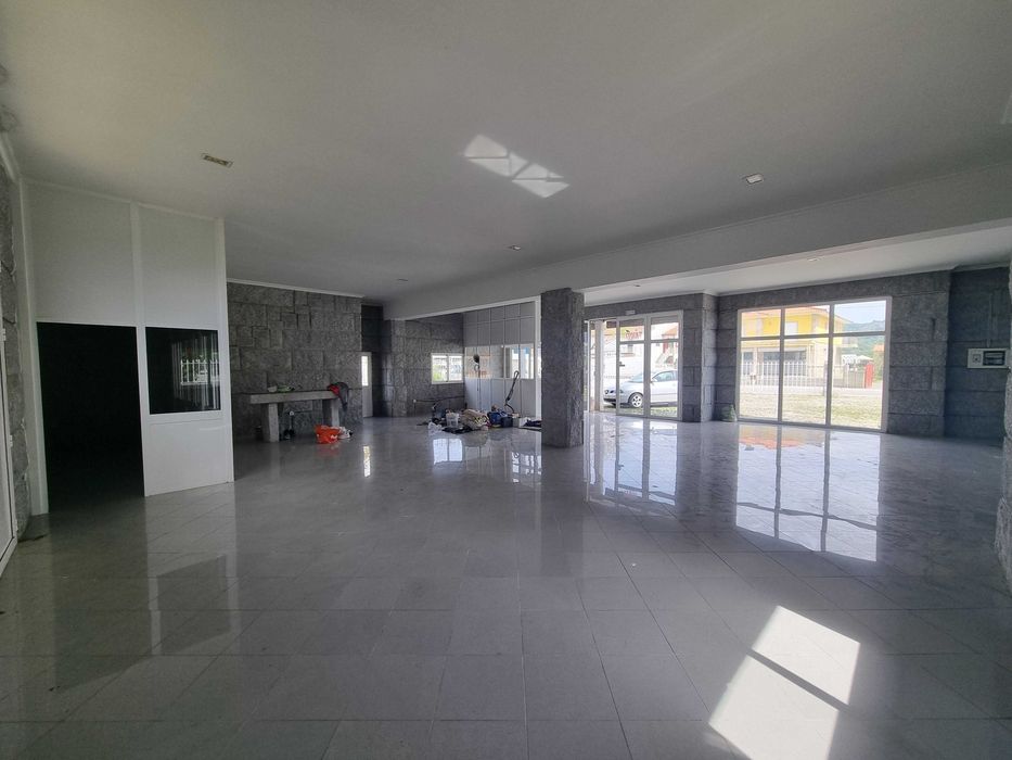 Loja e armazém com logradouro