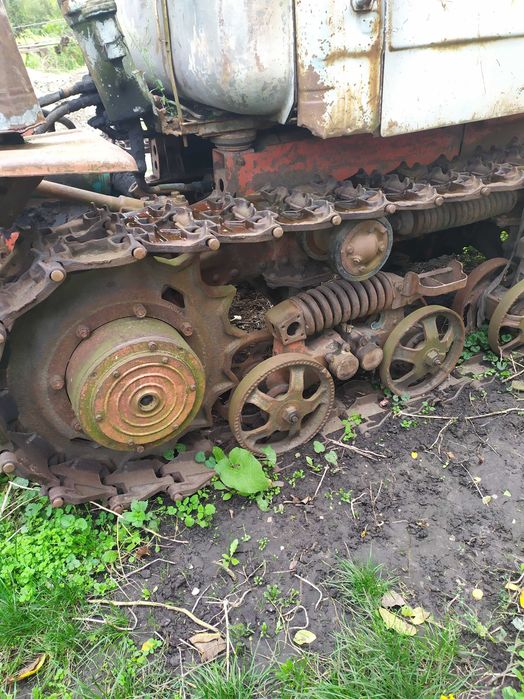 Трактор Т-150 гусеничний. Плуг окремо.