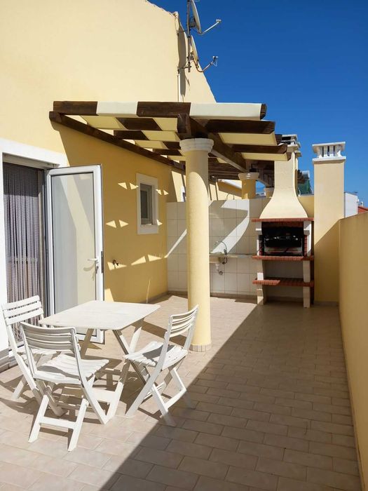 T1 -4/5 pessoas Altura churrasqueira, terraço, 120 Mts da praia.