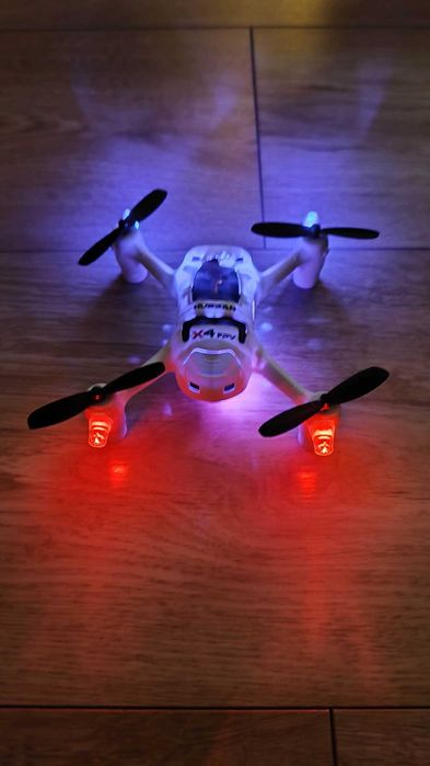 Dron Hubsan X4 H107D+ (zapasowe baterie karta pamięci zapasowe śmigła)