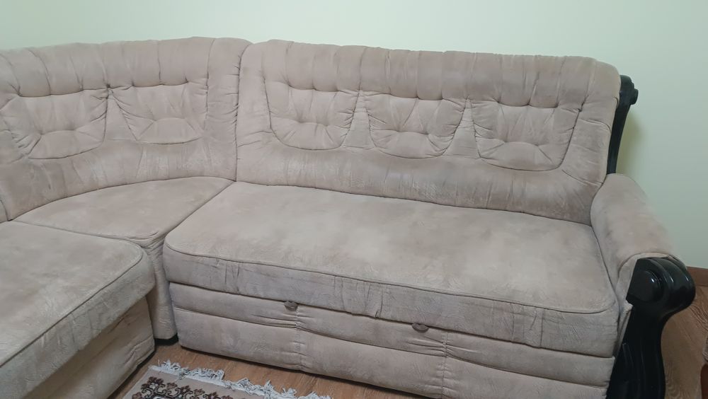 Кутовий диван  потребує хімчистки