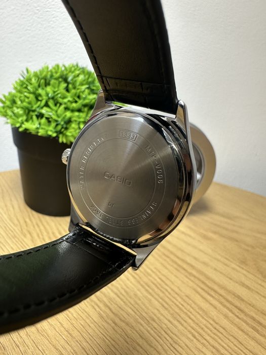 Годинник Casio MTP-V006L нові, білі