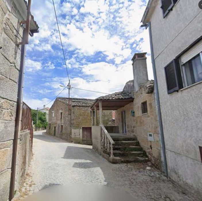 CASA A RECUPERAR NA ALDEIA troco por Auto caravana ou caravana