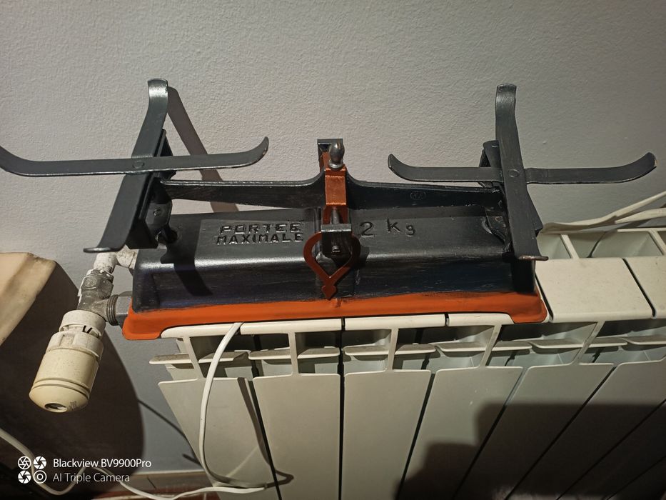 Uma pequena balança de dois quilos muito bem tratada