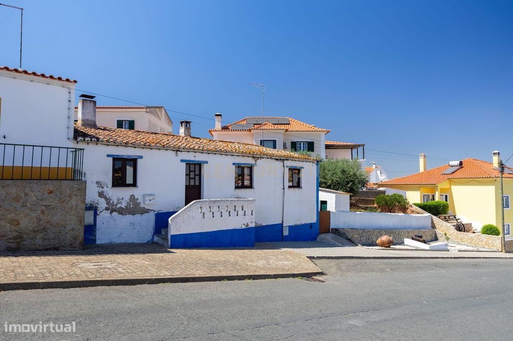 Moradia T3 com lote de terreno de 435 m2 para recuperar em Ourique, Ba