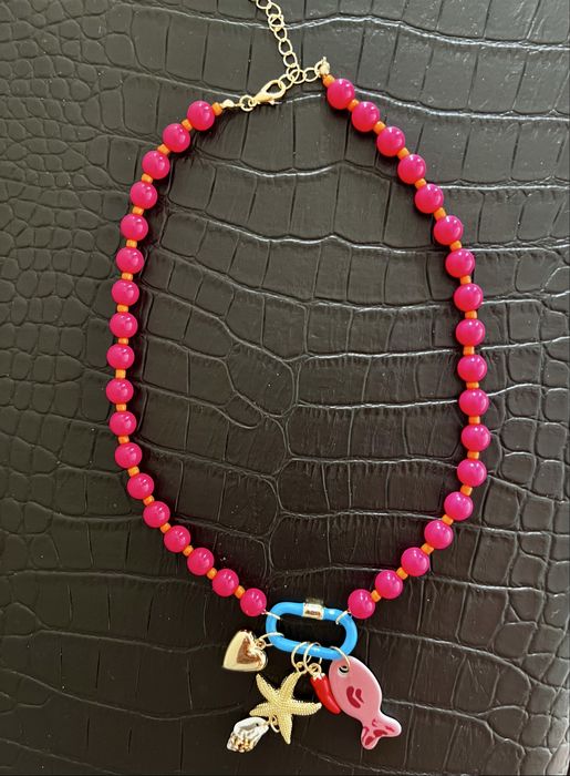 Colar de missangas coloridas com pendentes e argola metalicos
