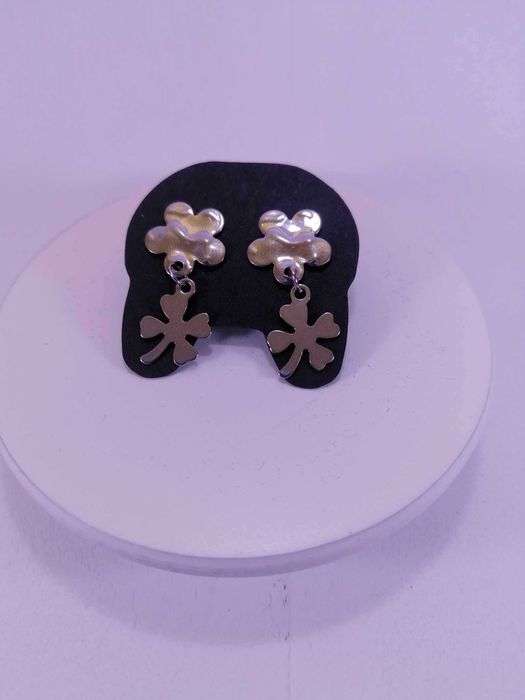 Brincos de aço em formato flor com trevo - Novos