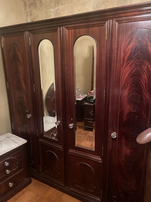 Mobilia de casal em mogno