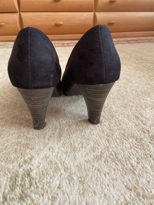 Czarne zamszowe buty na obcasie