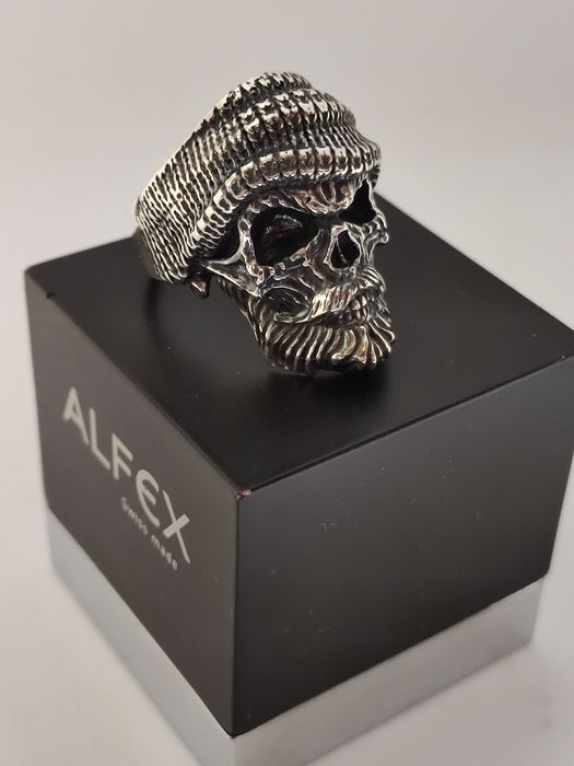 Серебряное кольцо череп