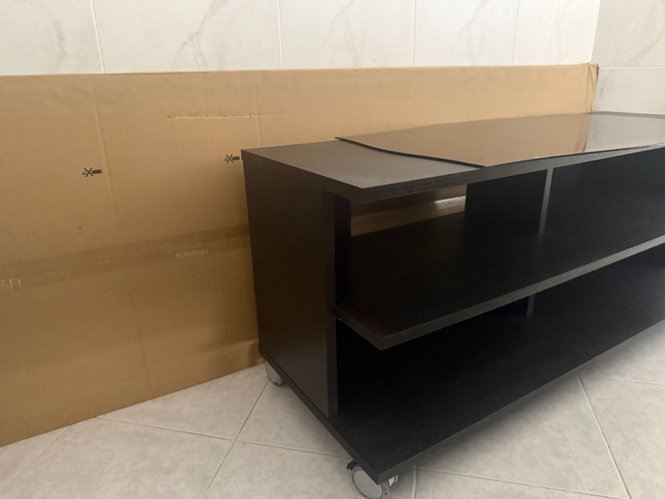 Móvel aparador com rodas