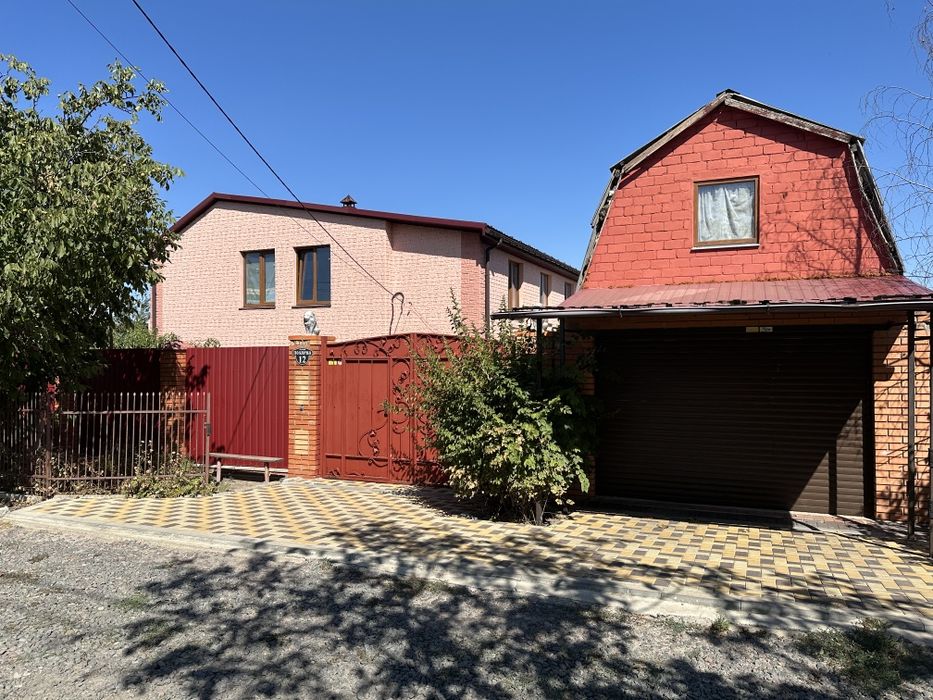 Продам 2-х этажный каменный дом  в Варваровке на участке 7. 12 соток