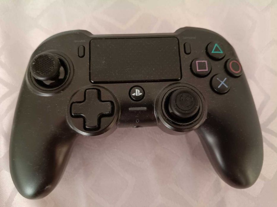 Gamepad, kontroler Nacon BB4487 - bezprzewodowy/przewodowy, asymetryczny pad do Playstation 4 i PC
