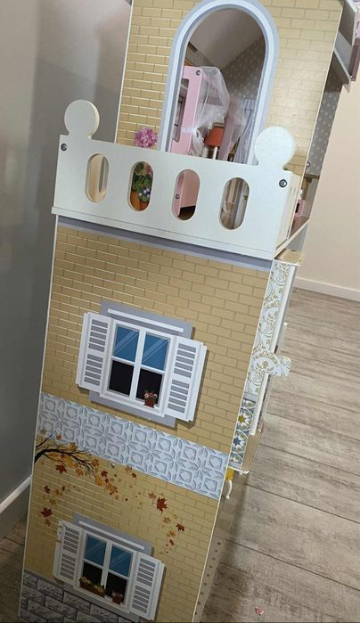 Domek dla lalek z windą i ogródkiem