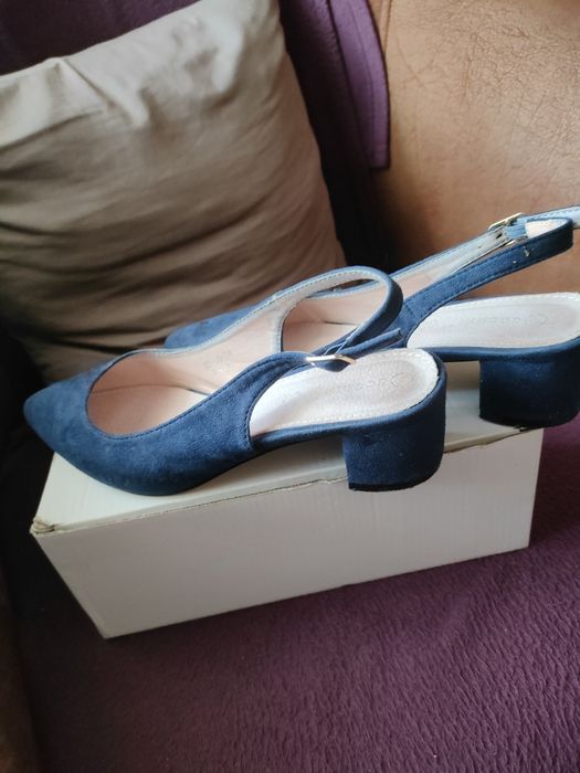 Sprzedam letnie buty z odkryta pięta w roz.38
