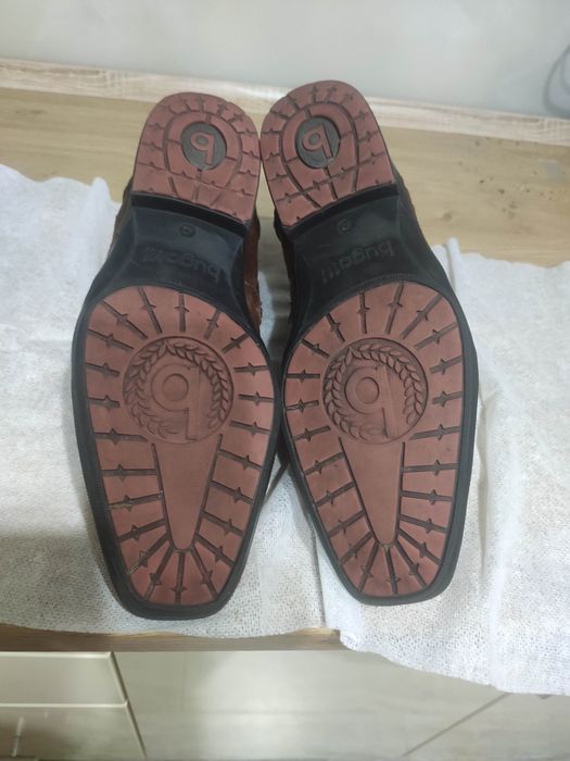 Продам чоловічі шкіряні ботинки Bugatti