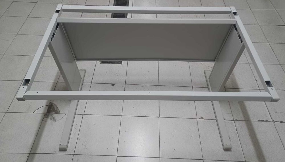 Mesa secretária.