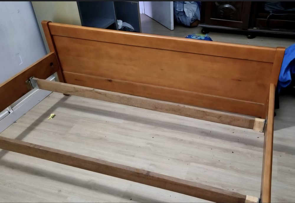 Cama casal de madeira