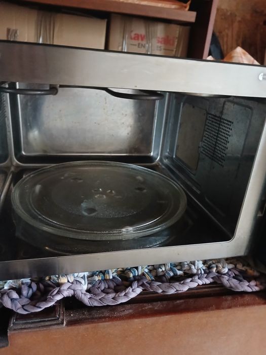 Microondas com forno impecável.