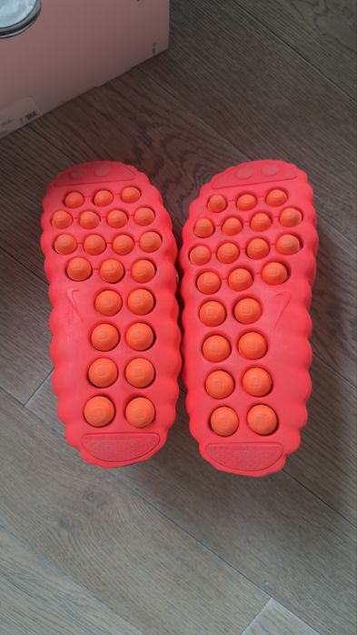 nike mind 001 червоного кольору