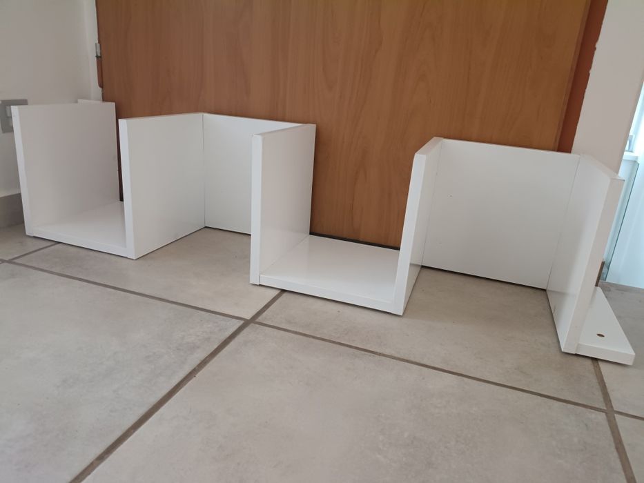 Biała ścienna półka na książki itp