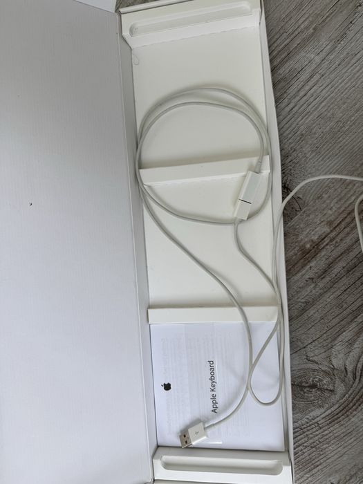 Apple Keyboard (A1243)- przewodowa klawiatura z blokiem numerycznym