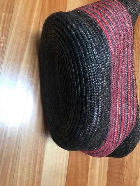 Cesta preta e vermelha de Praia