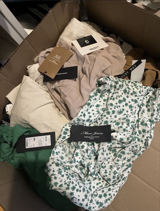 Ubrania do dalszej odsprzedaży z metkami z Zalando