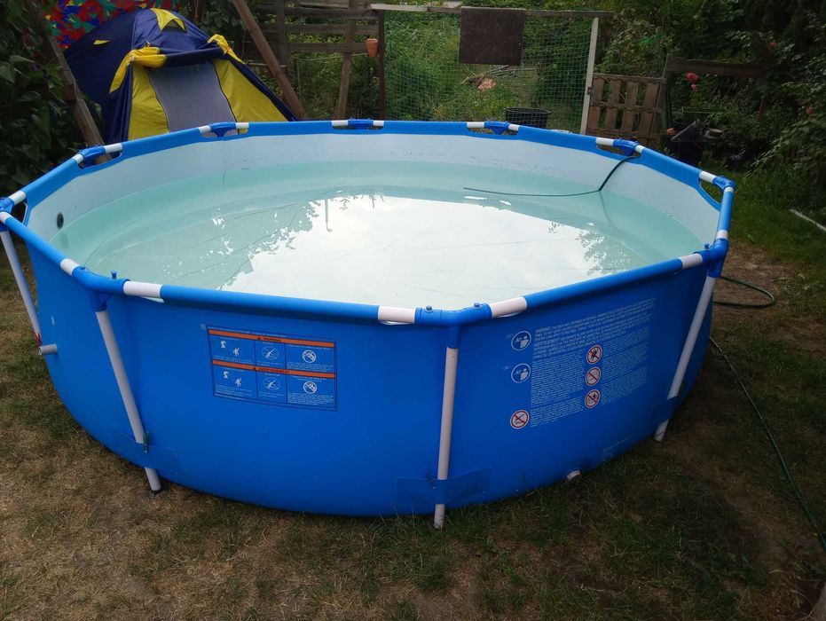 Basen ze stelarzem nieuzywanym filtrem i  pompa