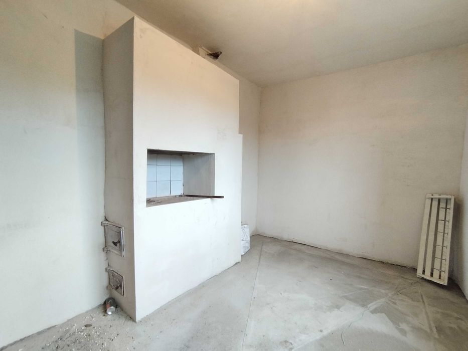 Продаж будинку біля магазину Сім'я