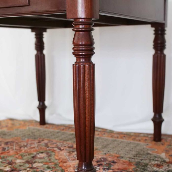 Mesa de jogo vintage em madeira maciça com gaveta