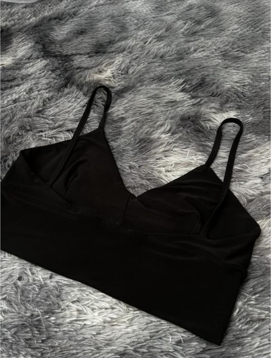 Топ чорного кольору