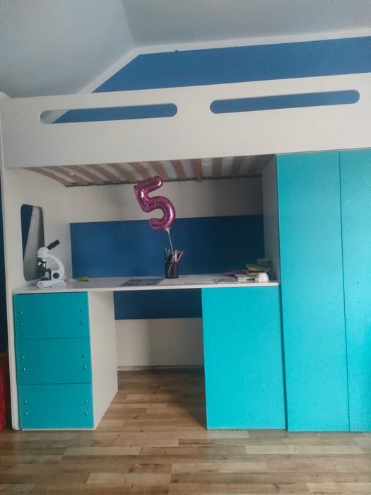 łóżko piętrowe z biurkiem, szafą i schodami