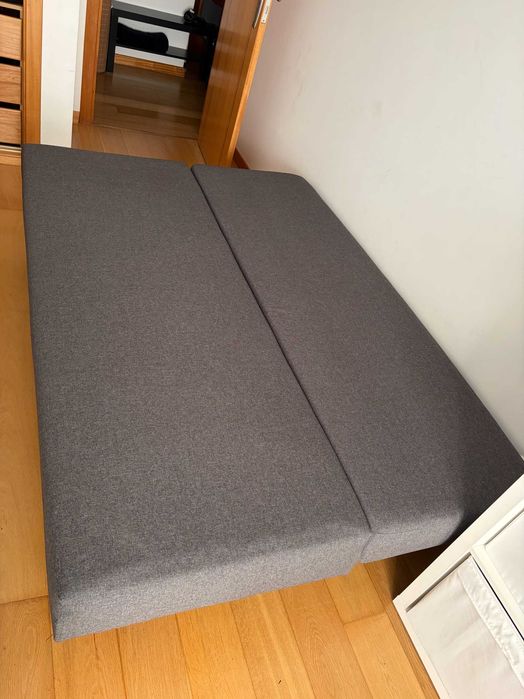 Sofá-cama dobrável com espaço para armazenamento (ótimo estado)