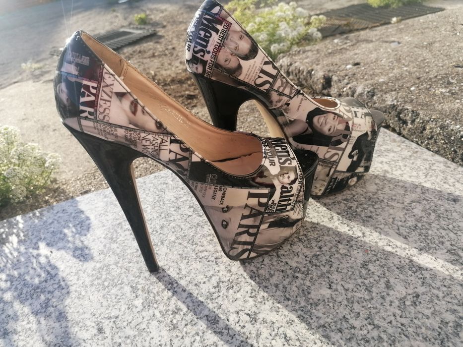 Sapato alto aberto com tema de Paris