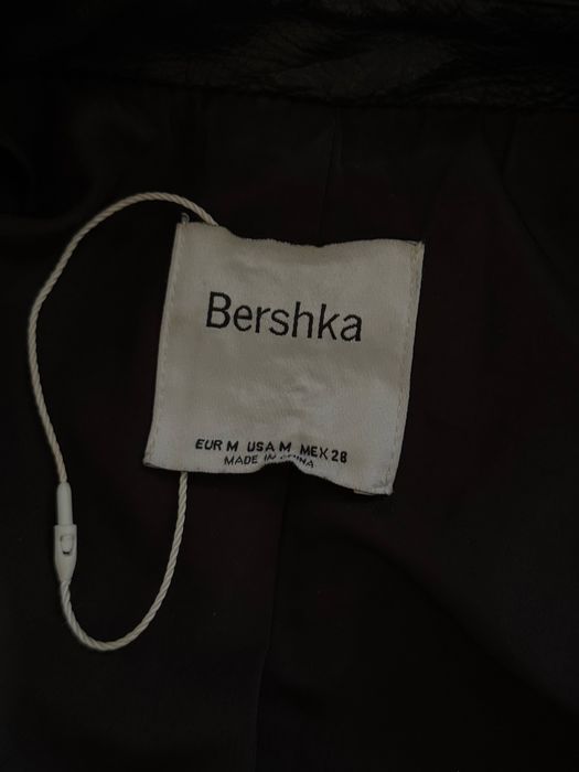 Трендова куртка в ретро стилі Bershka