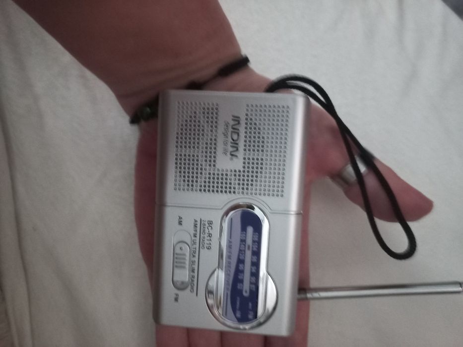 Rádio a pilhas (2AA) Novo.