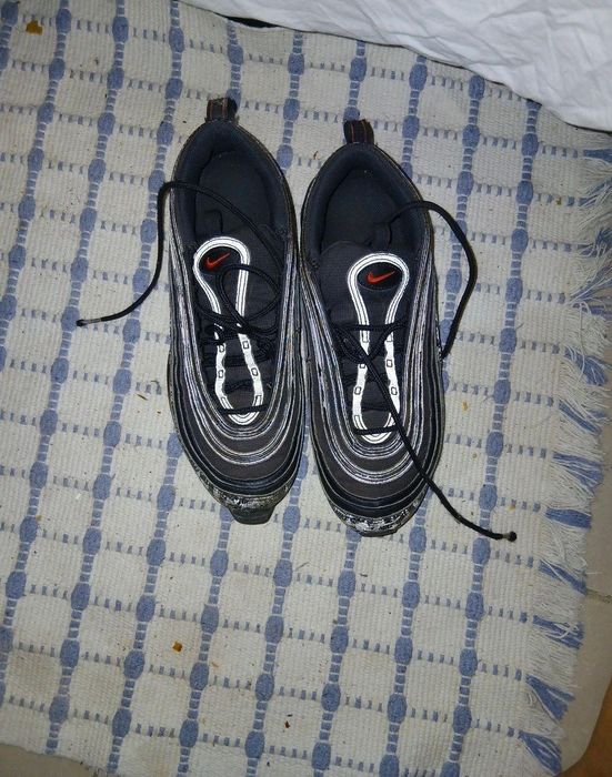 O tênis é um Air Max 95 usado