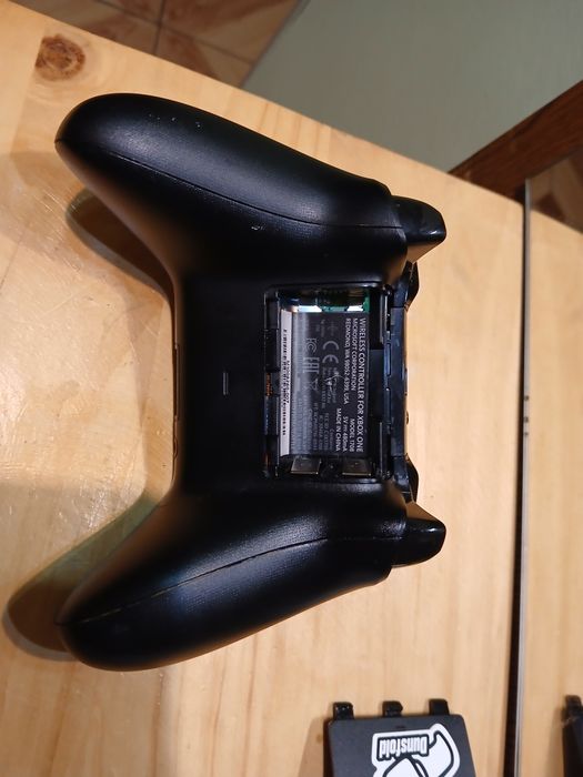 Xbox One 1708 pad + gra Zoo Tycoon