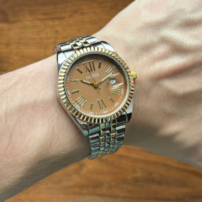 Жіночий годинник на браслеті Guess з циферблатом кольору шоколад