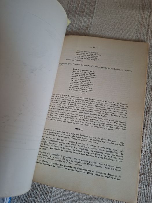 Livro sobre cultura popular do Brasil. O Folclore